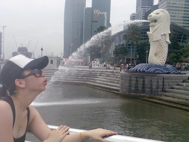 Drinking from the Singapore Merlion 1