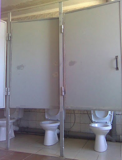 あり得ない構造のトイレ 2